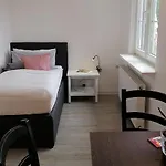 Rosenhof Oda ve Kahvaltı 3*